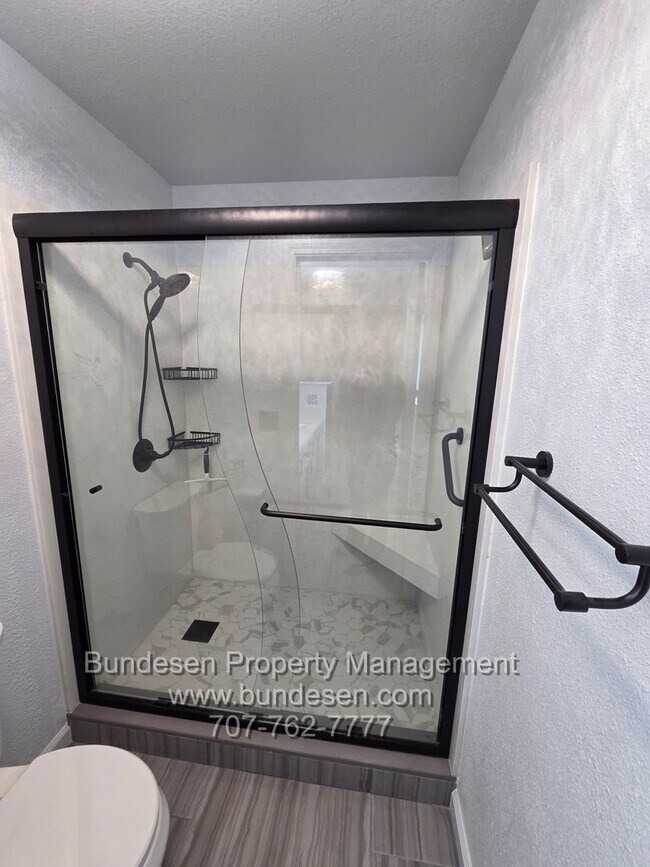 Building Photo - Spacious 4bd/2.5ba in "M" section of Rohnert Park