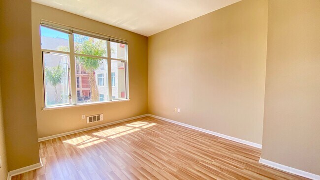 Building Photo - Bright 2 bedroom with open floor plan and spacious terrace!