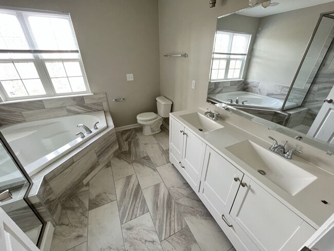 Building Photo - Beautiful Townhouse w/ 1st Floor Bedroom