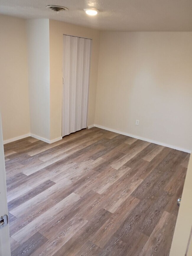 Building Photo - NE Spokane 2 bedroom apartment (Fresh paint and flooring)