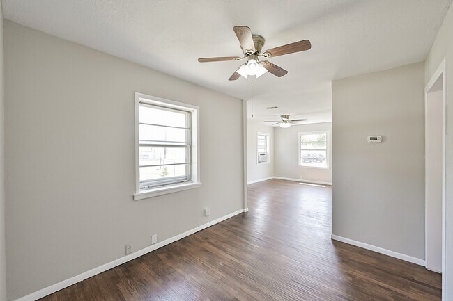 Building Photo - 1501 Greenbrier Dr