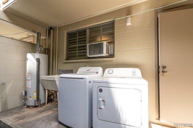 Building Photo - $2,100 / 2br - 2BED 1 BATH CONDO ON KAPIOLANI BLVD