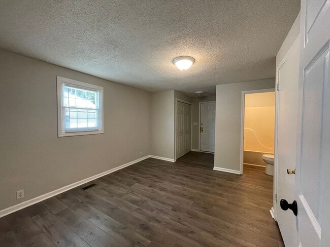 Building Photo - Charming 1BR/1BA Duplex with all the Upgra...