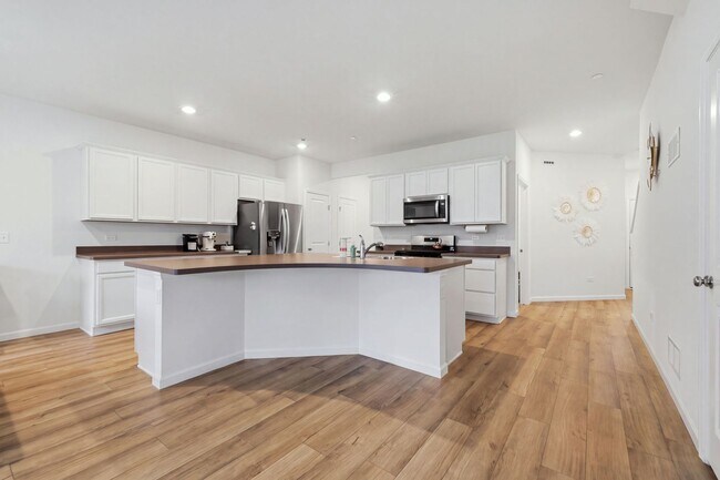 Building Photo - 5920 Hawkweed Dr