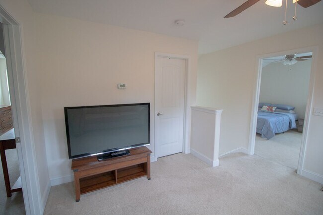 Building Photo - 4 Gresham Ln