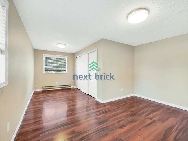 Building Photo - 5 Bed and 3 Bath Single-family Home Availa...