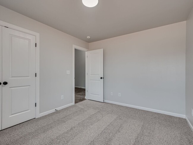 Building Photo - Newer Home available Mid-August 2026- Mustang Park- Storm Shelter