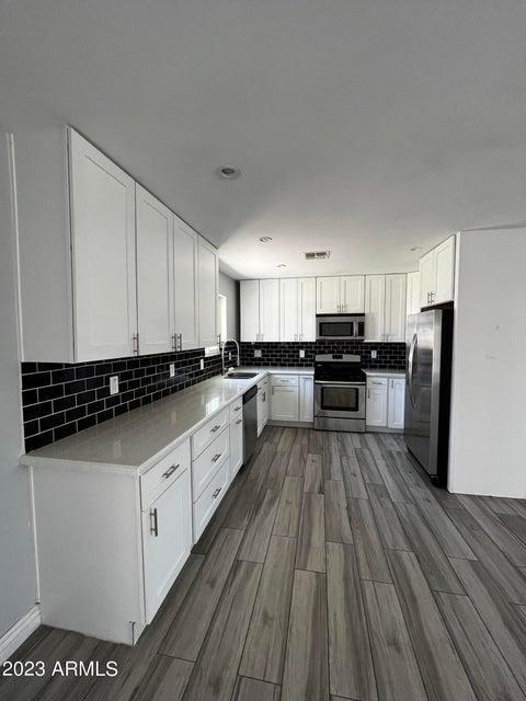 Building Photo - 1524 W 5th Pl