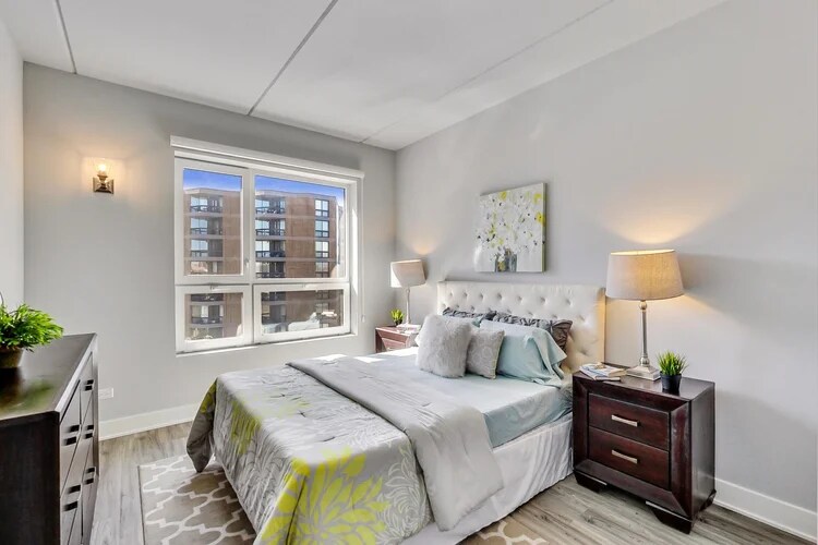 Building Photo - 301 W Division St