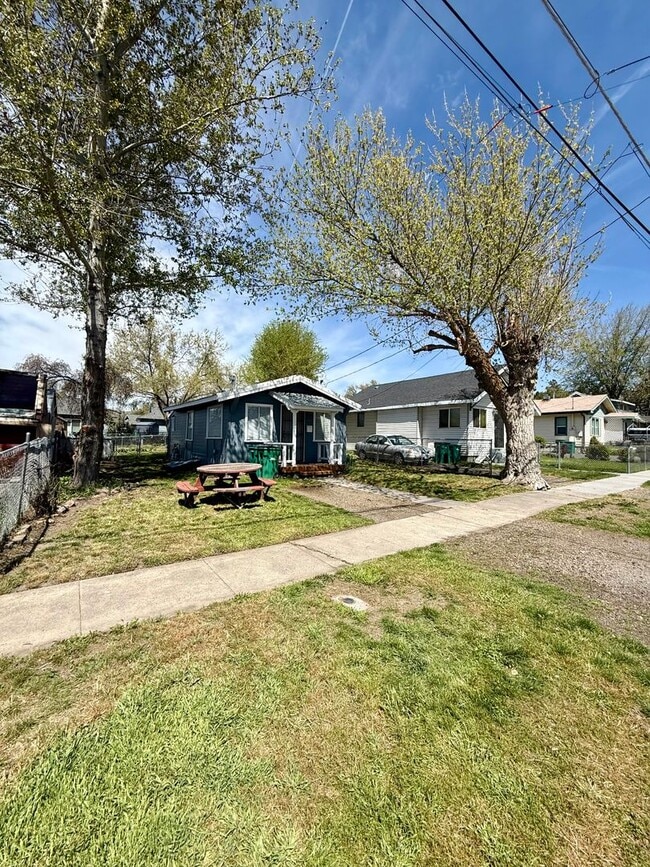 Building Photo - 1 Bed 1 Bath House 2 miles from Oit and Sky Lakes Medical Center