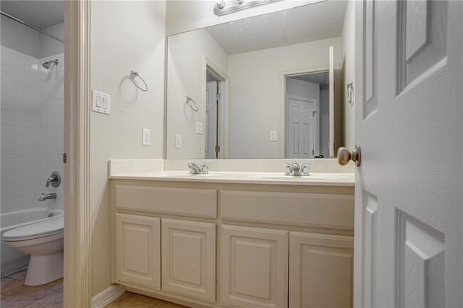 Building Photo - 811 Clear Meadow Ct