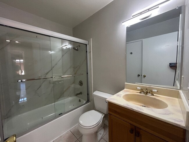 Building Photo - Nice 3br/1.5ba Town Home. Great school. Wa...