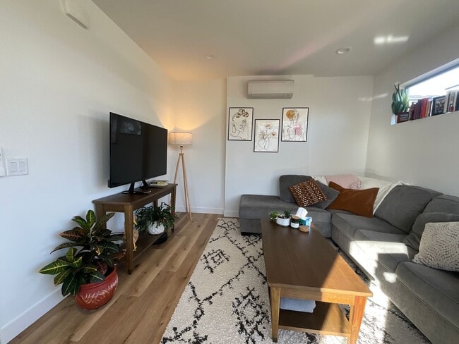 Building Photo - Stunning Townhouse in Ballard