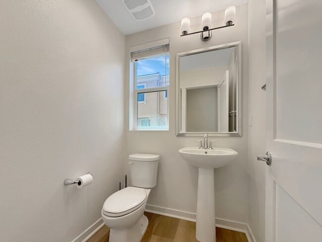 Building Photo - Luxury 4Bd/3.5Ba Smart Home in Gated Lake ...