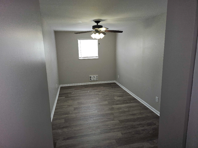 Building Photo - 5856 Highview Dr
