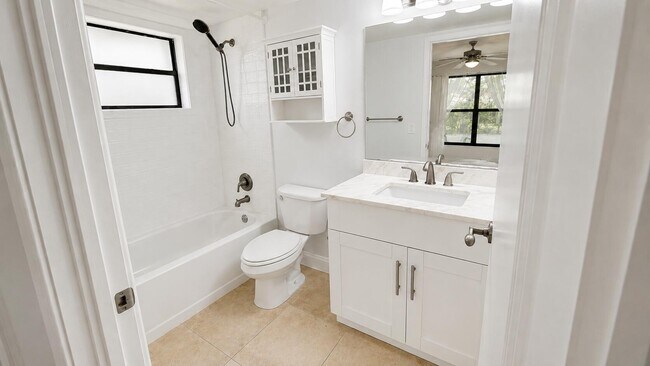 Building Photo - 1463 Lake Crystal Dr