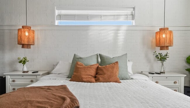 Building Photo - 304 Cliff Swallow Ave