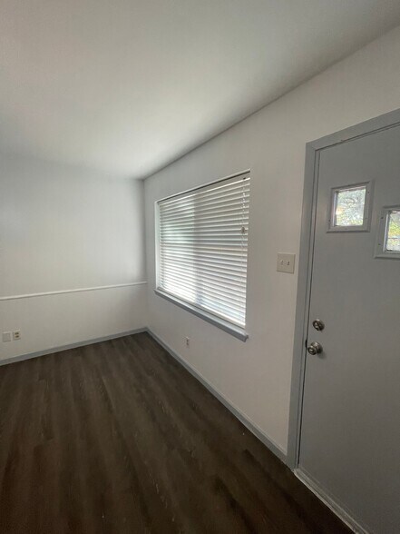 Building Photo - 12035 Sunland St