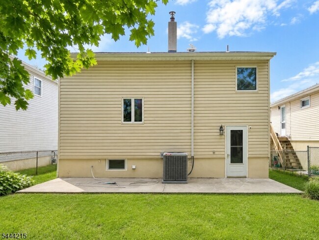 Building Photo - 32 Pawnee Ave