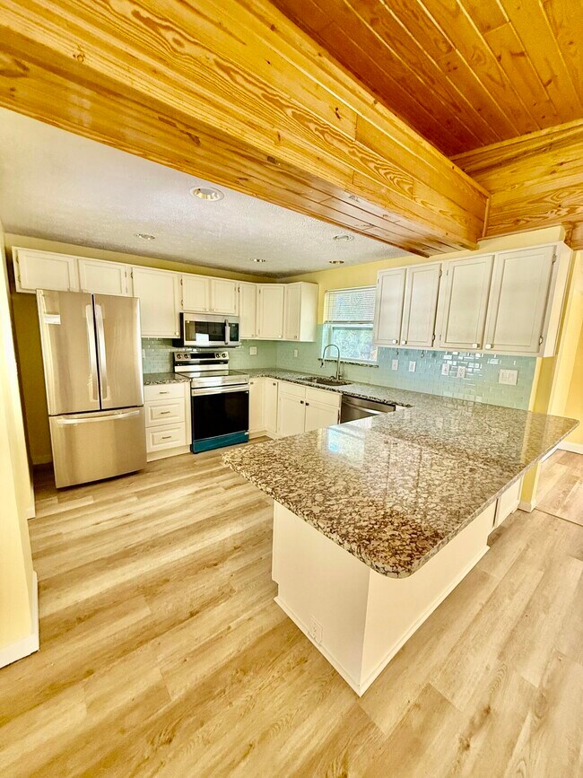 Building Photo - 1401 NE Elizabeth Ave