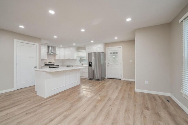 Building Photo - 222 Live Oak Ln