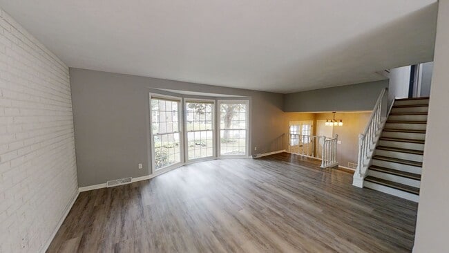 Building Photo - Available July – 4 Bed, 3 Bath Updated Hom...