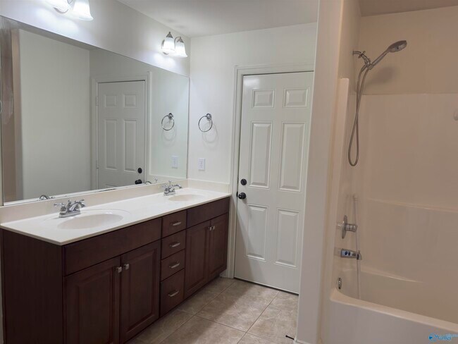 Building Photo - 2444 Bell Manor Dr SW