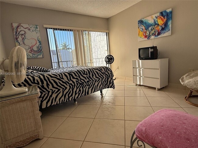 Building Photo - 6500 Kendale Lakes Dr