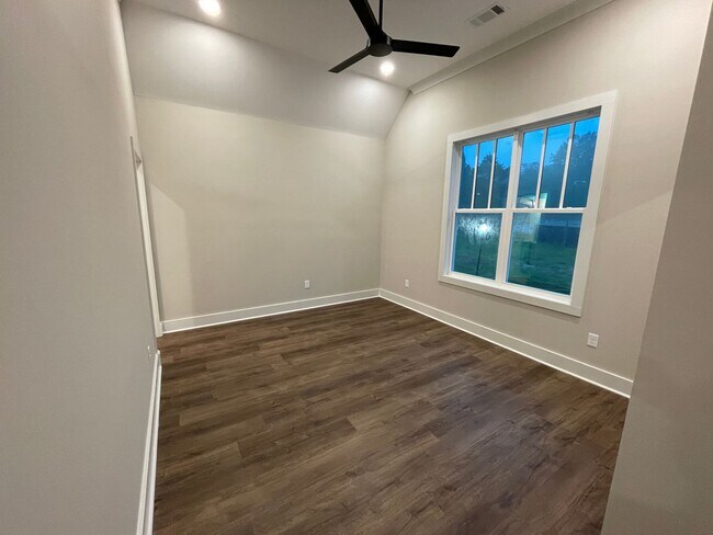 Building Photo - Savannah Square - 3BR/3BA For Rent