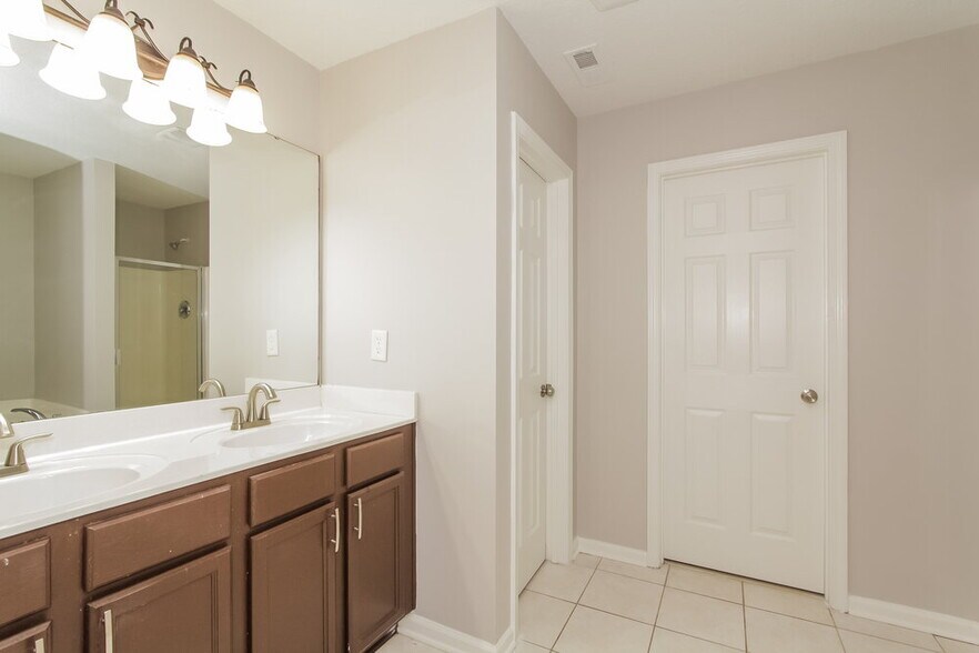 Building Photo - 11704 Village Pond Dr