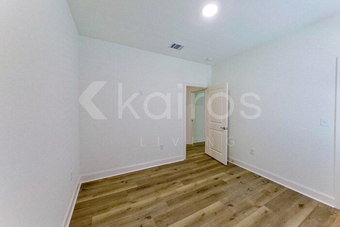 Building Photo - 7936 S Hendrick Dr