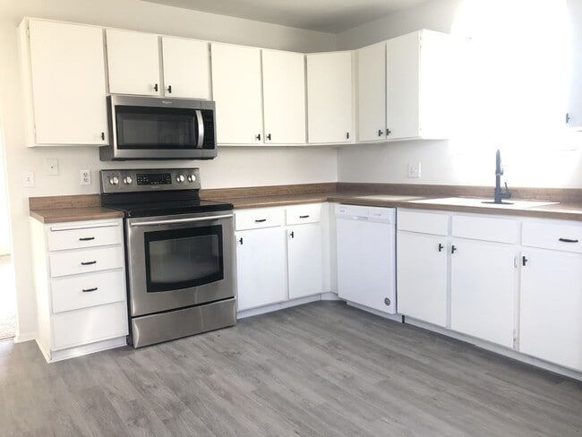 Building Photo - HUGE 6 bed 2 bath fully remodeled Kearns home is a MUST SEE!!