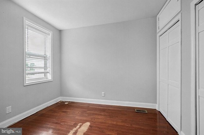 Building Photo - 2319 E Somerset St