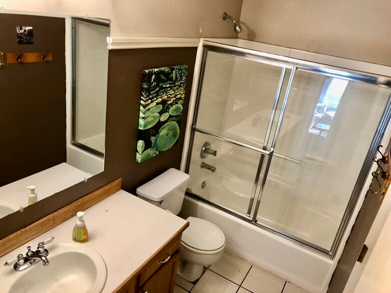 Second bath - 32724 NE Chamberlain Rd