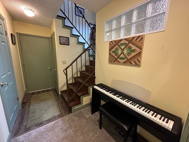 Building Photo - "Rare Opportunity" 3 bedroom 2 bath in the...