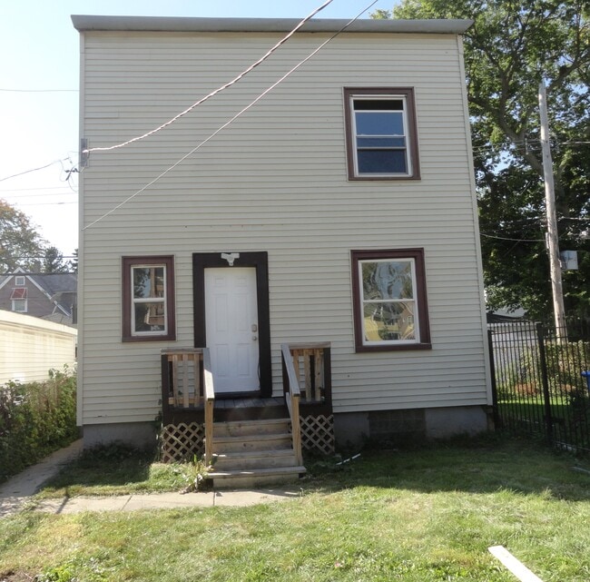 Building Photo - 1030 N Parkside Ave