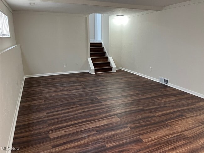 Building Photo - 8671 Ashwood Dr