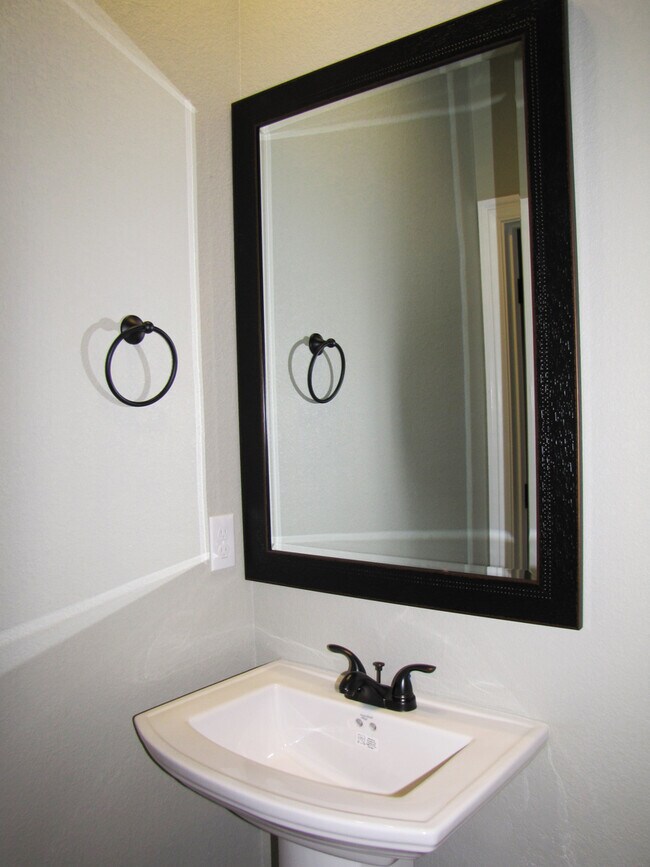 Building Photo - Upscale 4 Bed, 2.5 Bath Available in Fayetteville!