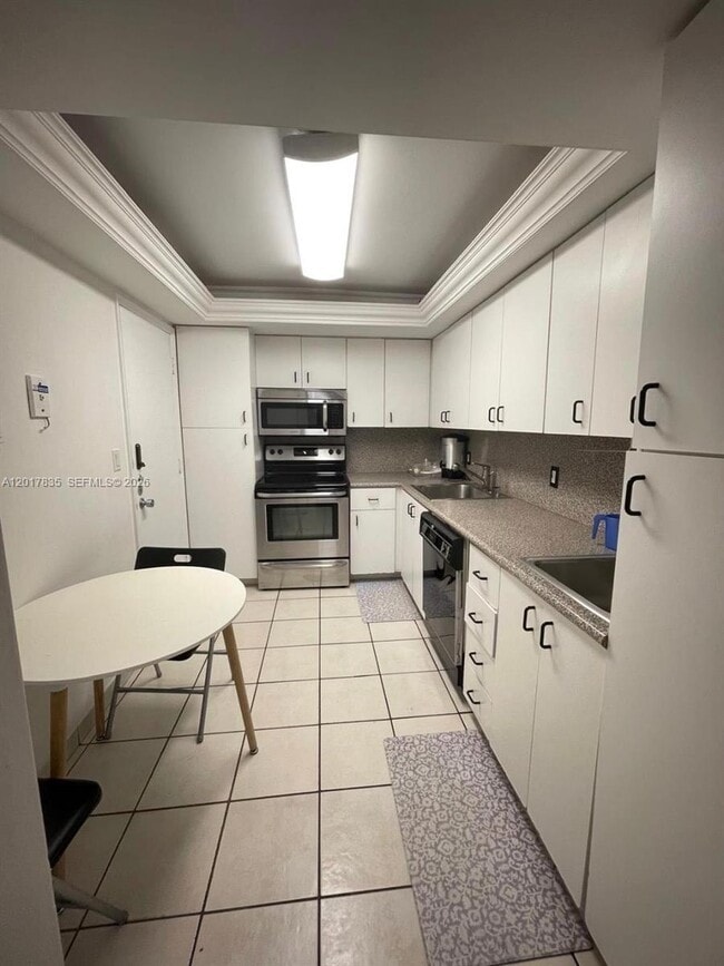 Building Photo - 5005 Collins Ave