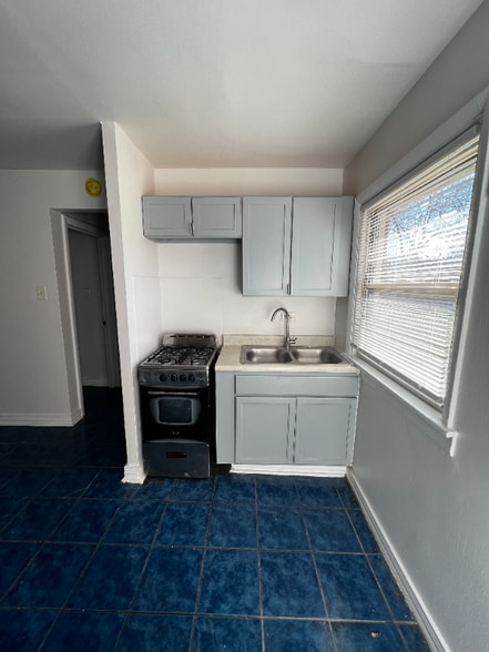 Building Photo - 9136 S Anthony Ave