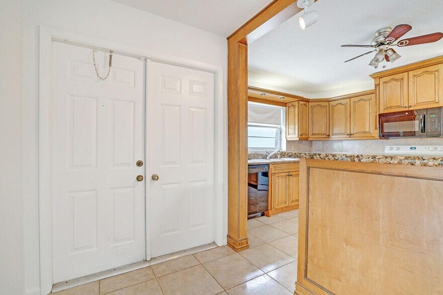 Building Photo - 9044 Pine Springs Dr