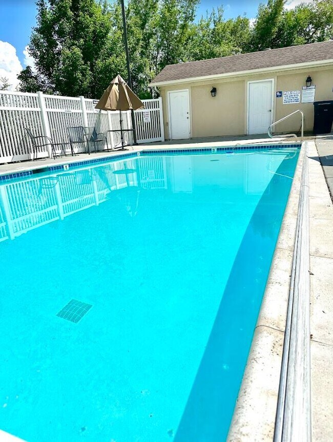 Summer pool! - 1370 E Old Maple Ct