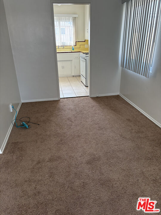 Building Photo - 818 E Nutwood St