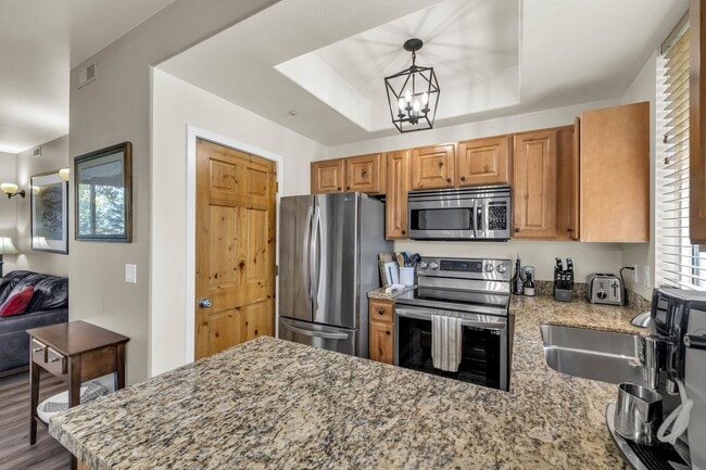 Building Photo - 2 Bed Pinecreek Condo with garage