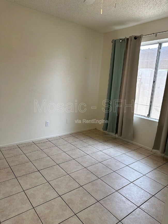 Building Photo - 2440 E Waltann Ln