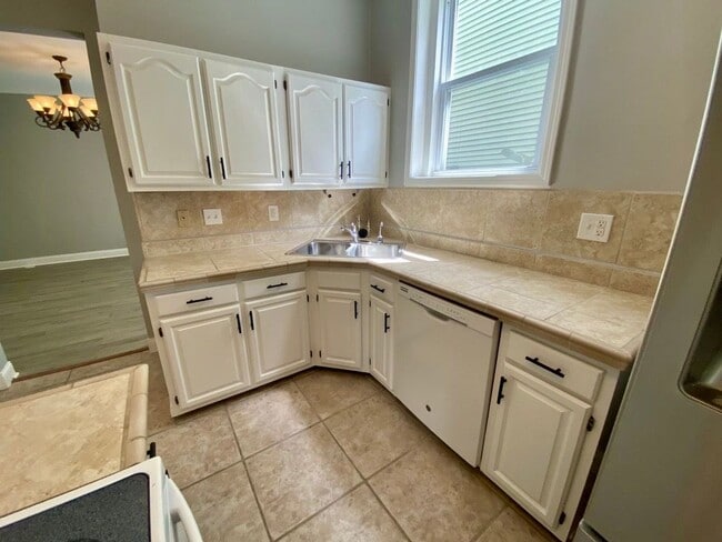 Building Photo - 6 Bed/2.5 Bath Mins. From UC $650/pp ($3,900/mo)!