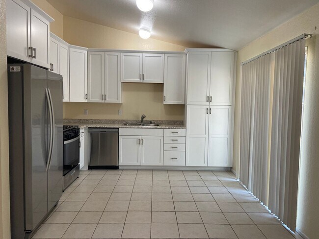 Building Photo - 3 Bedrooms, 2 Bathrooms, 3 Car Garage, Fir...