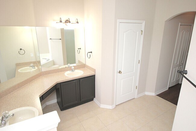 Building Photo - Huge 4 Bed 3 Bath Home w FENCED YARD and SCREENED LANAI for Rent!