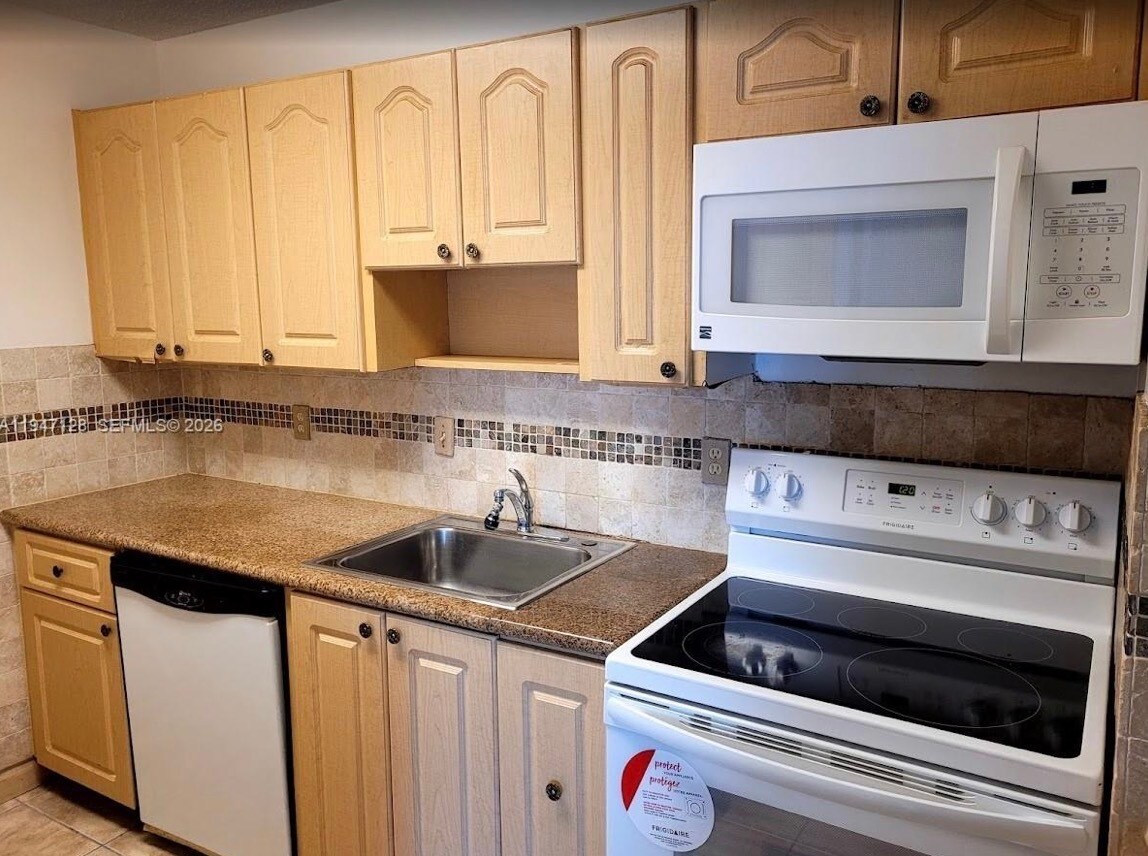 Building Photo - 468 NE 206th Ln