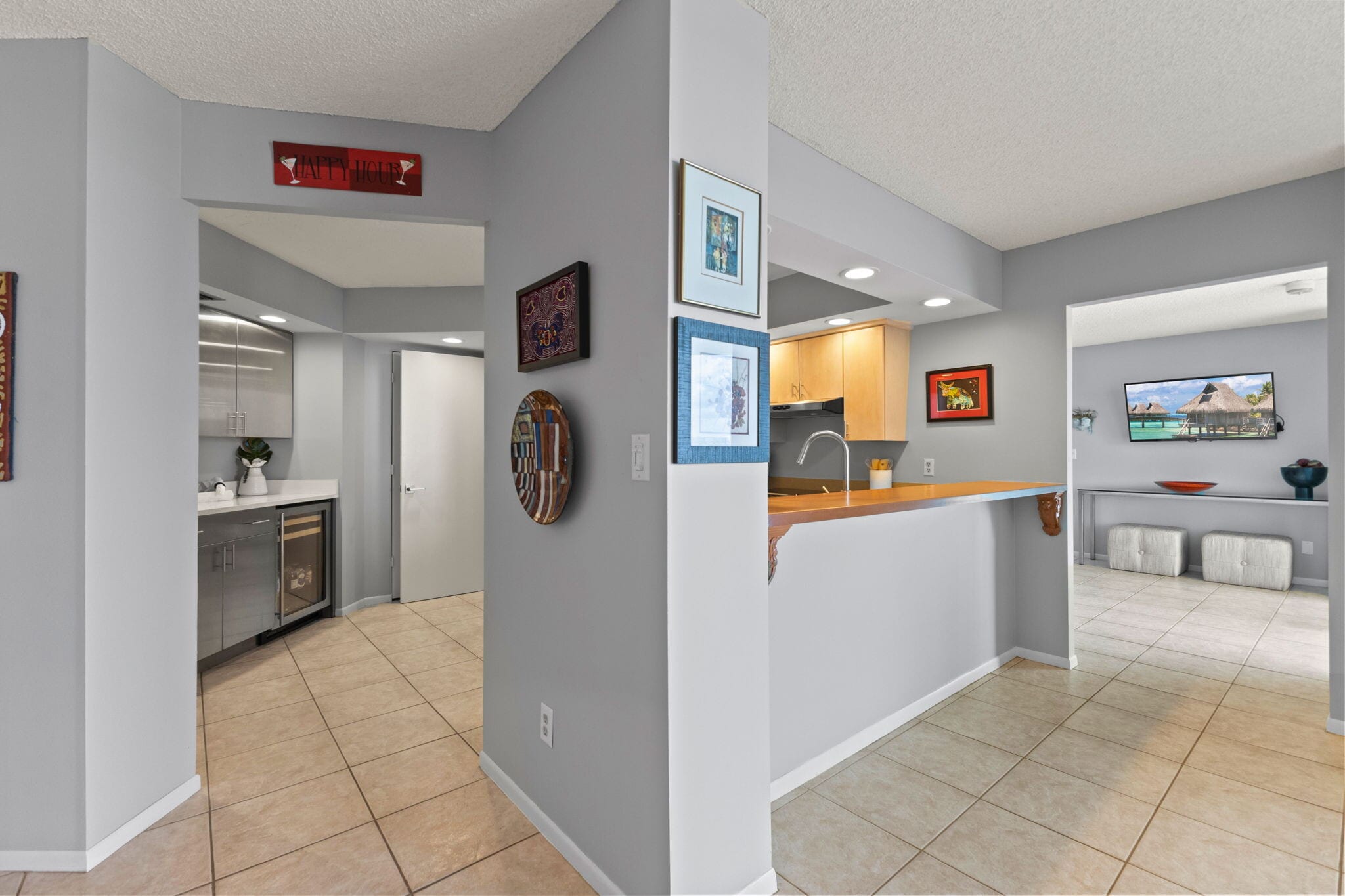 Kitchen area - 1111 N Gulfstream Ave